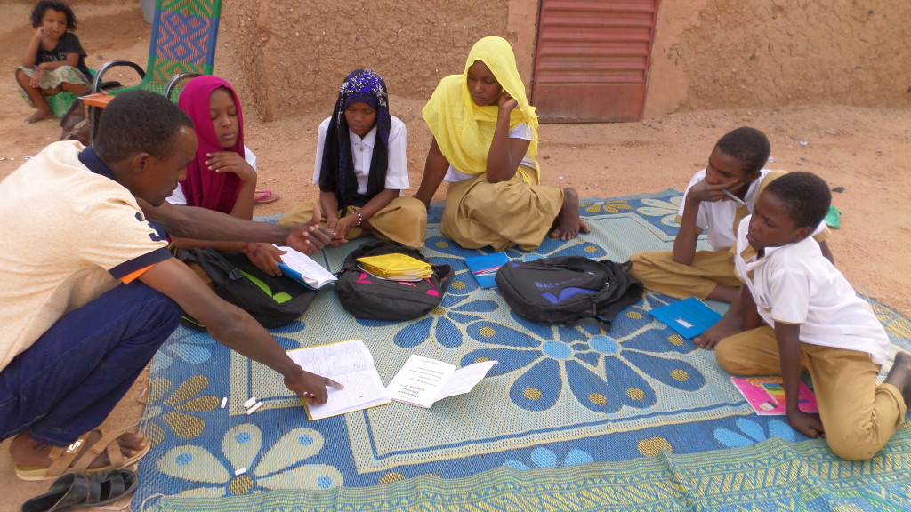 Les 5 collégiens avec le professeur de soutien scolaire
